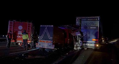 Tarım işçilerini taşıyan minibüs tıra arkadan çarptı: 3 ölü, 16 yaralı