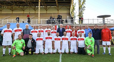 TBMM Başkanı Kurtulmuş, Türkiye ve Macaristan parlamenterleri arasındaki dostluk maçını izledi