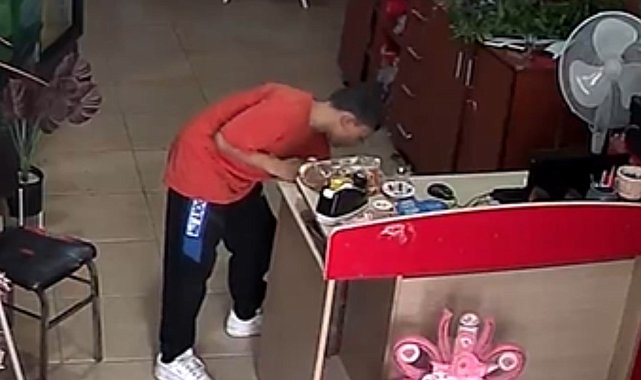 Turgutlu'da hırsızlık anı kamerada