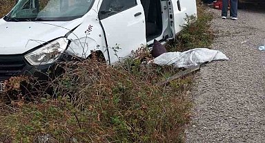 Türkeli'de otomobil istinat duvarına çarptı: 3 yaralı