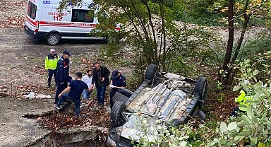 Türkeli'de otomobil şarampole yuvarlandı: 1 yaralı