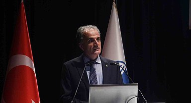 Üniversiteye yani başlayan öğrencilere hitap eden rektör Al: "Eğitim dört duvarın ötesinde"