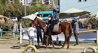 Van'daki özel çocuklar ata binmenin heyecanını yaşadı