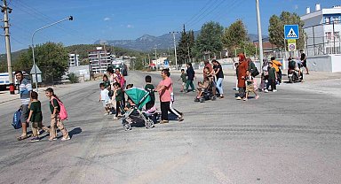 Veliler üst geçit için toplanıp çağrı yaptı