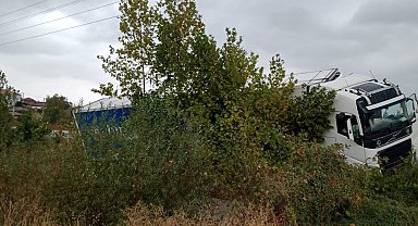 Yağışta yoldan çıkan tır şarampole girdi