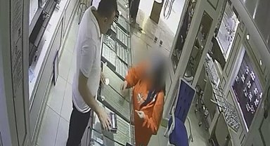 Yardıma gittiği komşusunun 200 bin TL'lik altılarını çalmıştı: Kadının altınları kuyumcuya satma anı kamerada