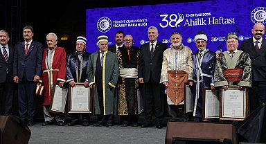 Yarım asırlık süpürge ustasına ahilik beratı