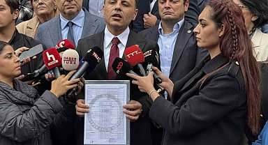 Yeniden CHP İstanbul İl Başkanı seçilen Özgür Çelik mazbatasını aldı