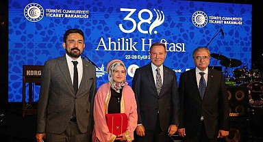 Yılın Türkiye Çırağı Rahime Nur Altın, ödülünü Bakan Bolat'tan aldı