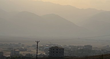 Yüksekova'da toz bulutu etkili oldu