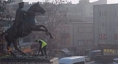 Gebze’de Atatürk Anıtı Tartışması Sürüyor: ‘Kent Meydanı’nın Tam Ortasına Taşınsın’ Çağrısı