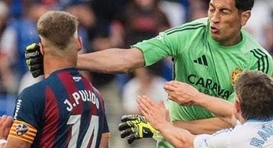 Kırmızı kart gören kaleci çılgına döndü, rakip futbolcuyu yumrukladı